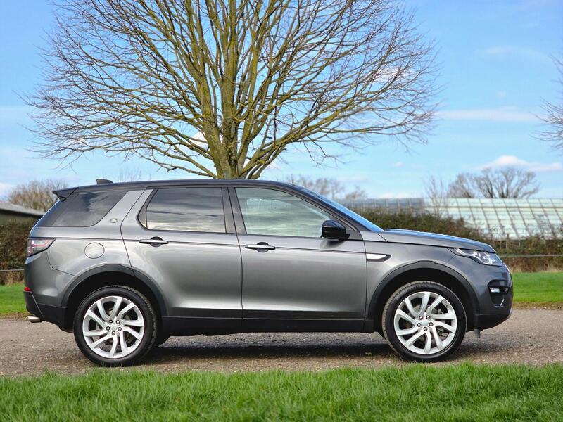 Land Rover Discovery view 3