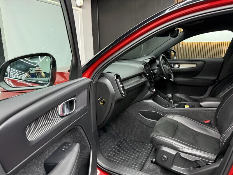 Volvo XC40 view 2
