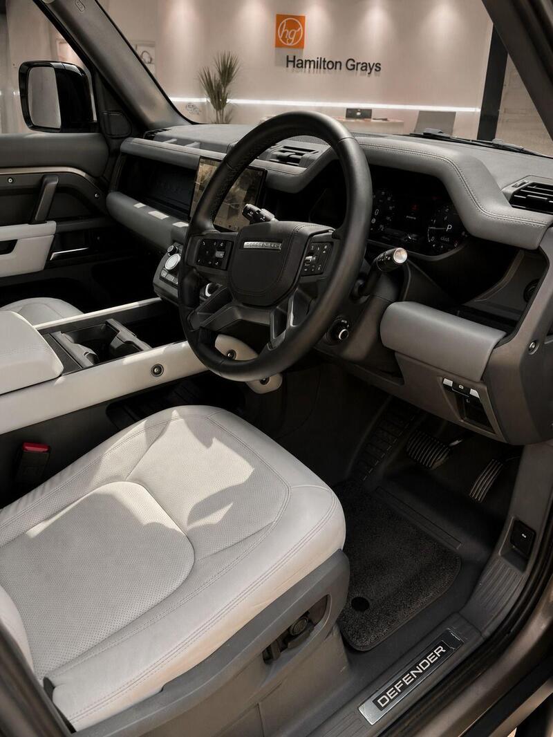 Land Rover Defender 110 view 3