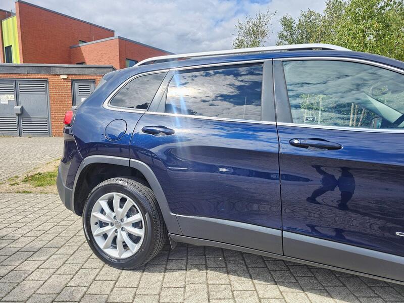 Jeep Cherokee view 2