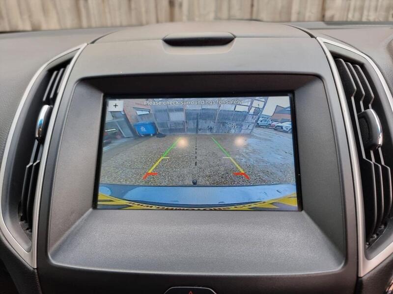 Ford Edge view 3