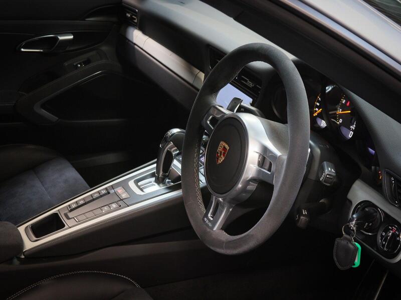 Porsche 911 view 67