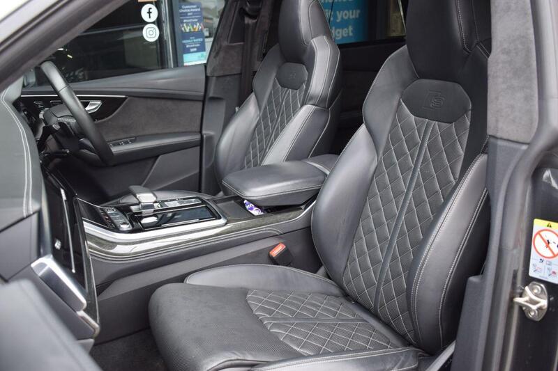 Audi Q8 view 3