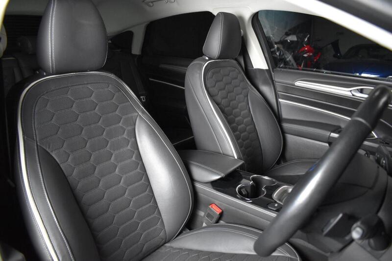 Ford Mondeo view 3