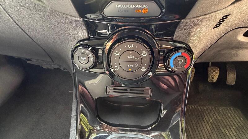2014 Ford Fiesta — photo 22