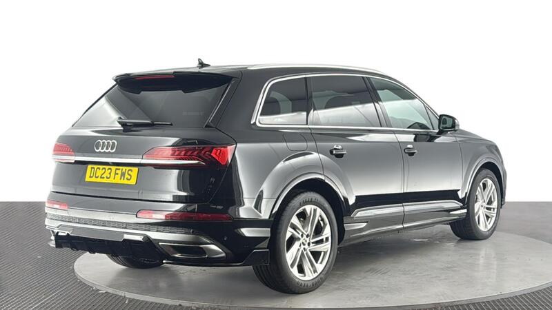 Audi Q7 view 4