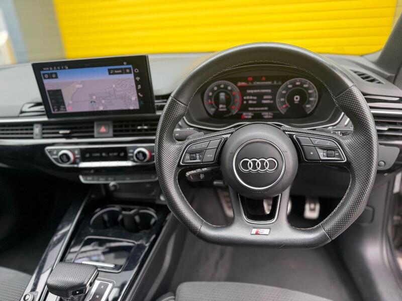 Audi A4 Avant view 2