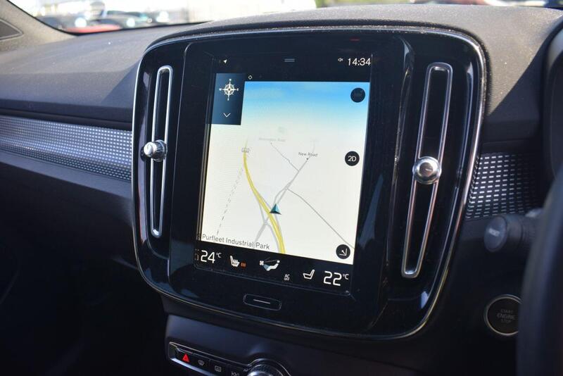 Volvo XC40 view 2