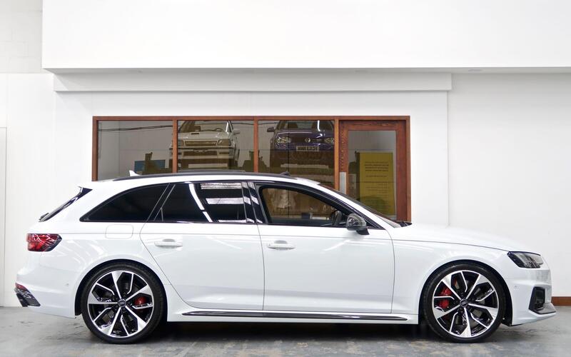 Audi RS4 Avant view 5
