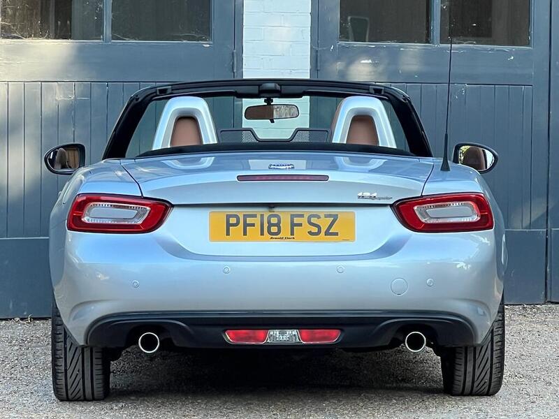 Fiat 124 Spider view 3