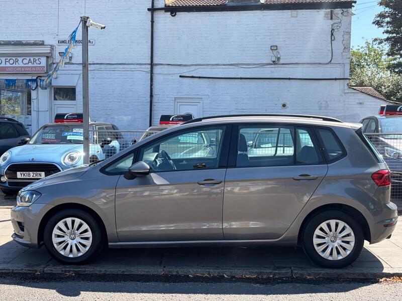 Volkswagen Golf SV view 5