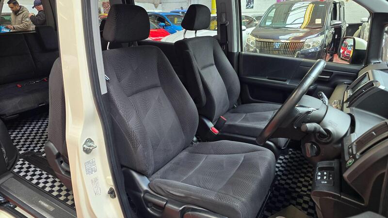 Honda Stepwagon view 4
