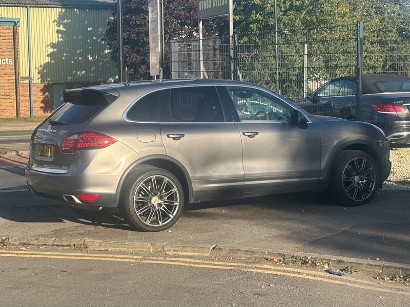 Porsche Cayenne view 31