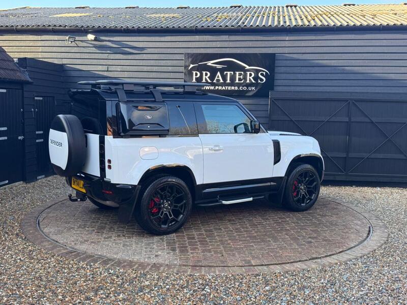 Land Rover Defender 90 view 4