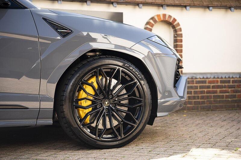 Lamborghini Urus view 7