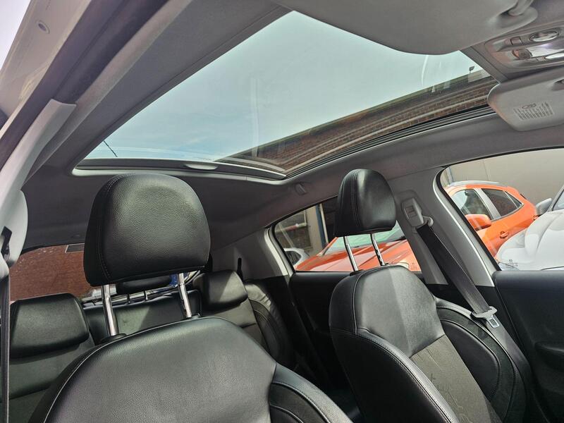Peugeot 208 view 2