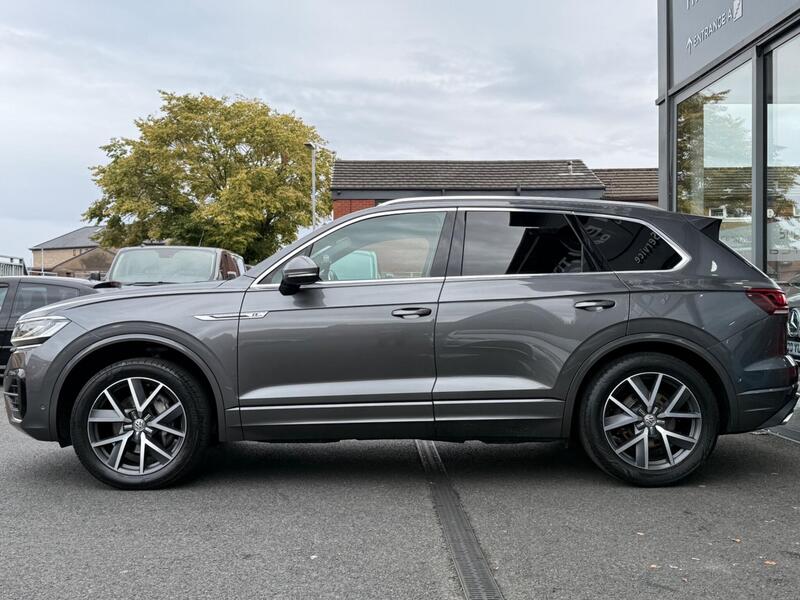 Volkswagen Touareg view 5