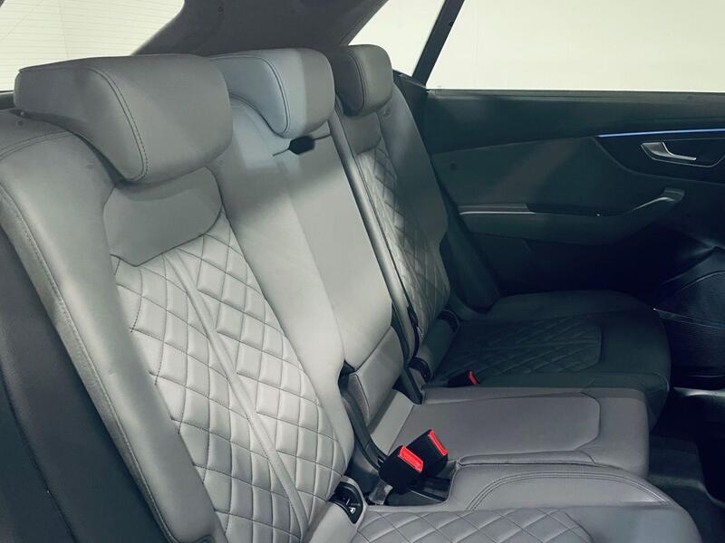 Audi Q8 view 6
