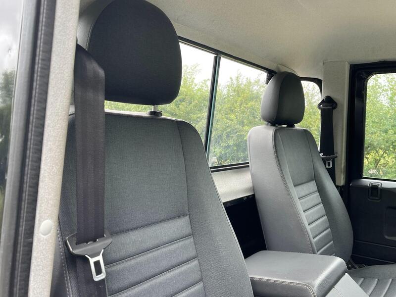 Land Rover Defender view 36