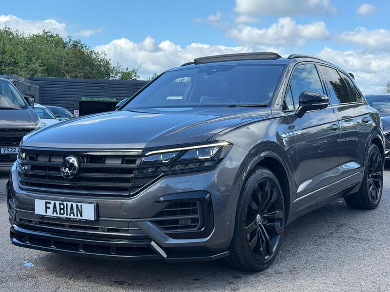 Volkswagen Touareg view 3