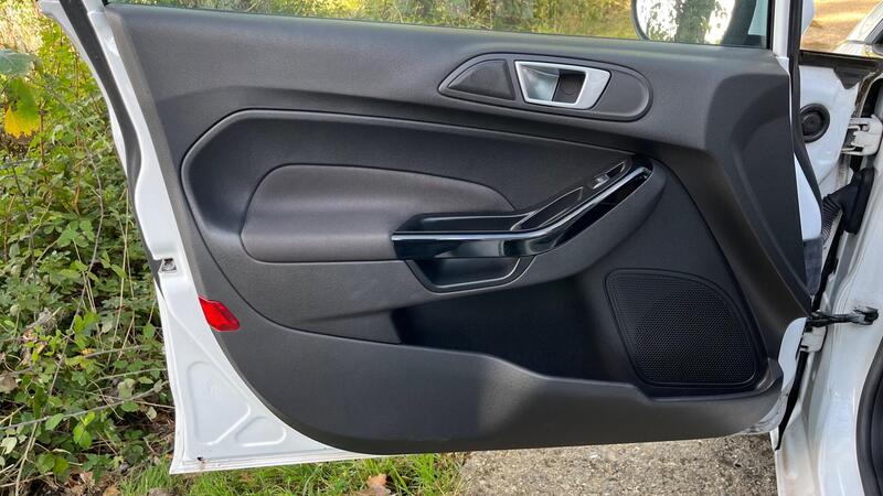 2013 Ford Fiesta — photo 48