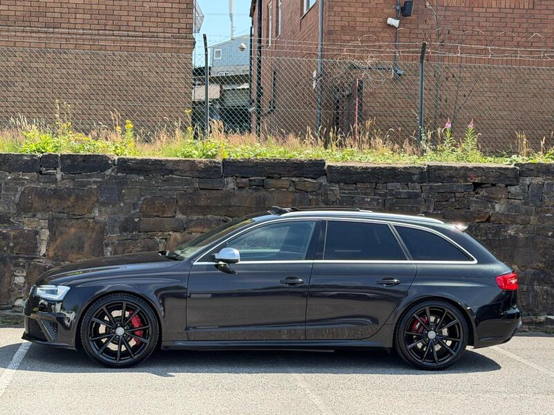 Audi RS4 Avant view 4