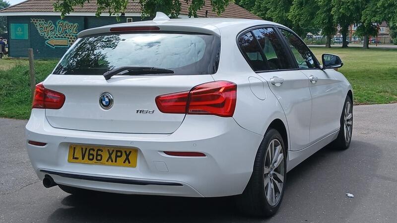 BMW 1 Series view 4