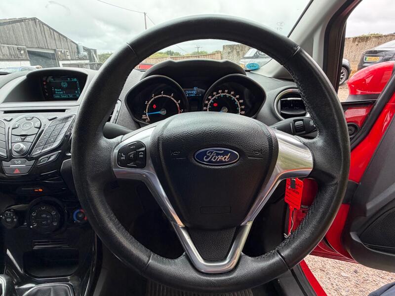 2015 Ford Fiesta — photo 15