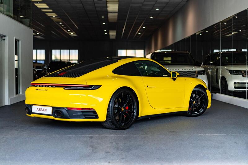 Porsche 911 view 5