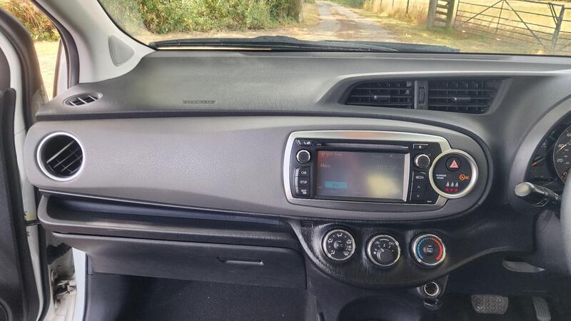 2012 Toyota Yaris — photo 25