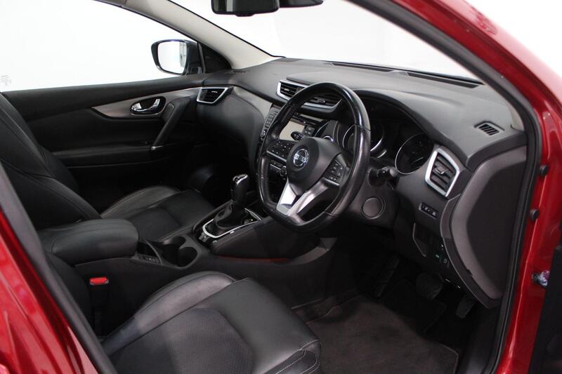 2017 Nissan Qashqai in Red — image 13 of 70