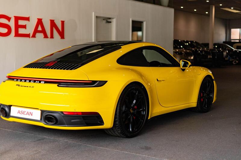 Porsche 911 view 7
