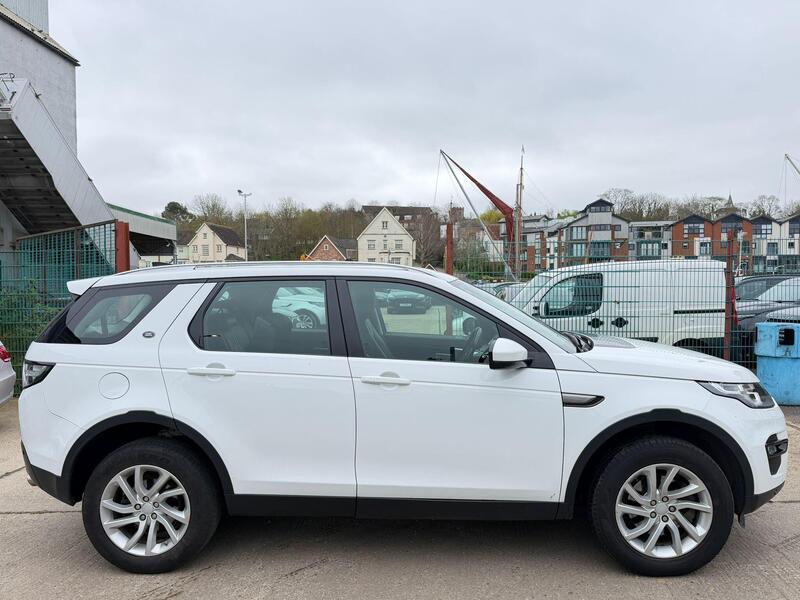 Land Rover Discovery Sport view 7