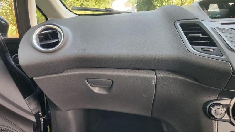 2014 Ford Fiesta — photo 40