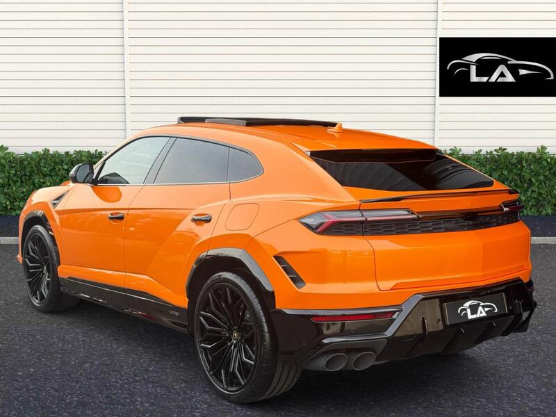 Lamborghini Urus view 5