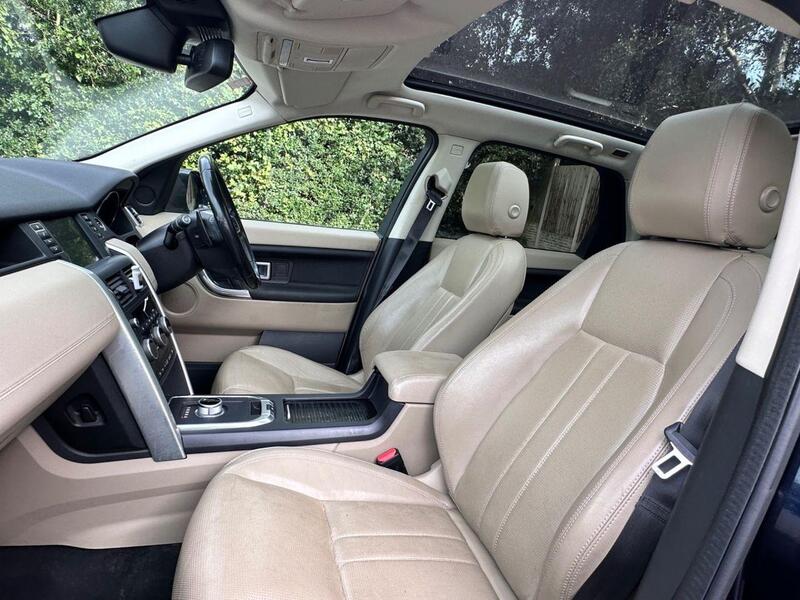 Land Rover Discovery Sport view 3