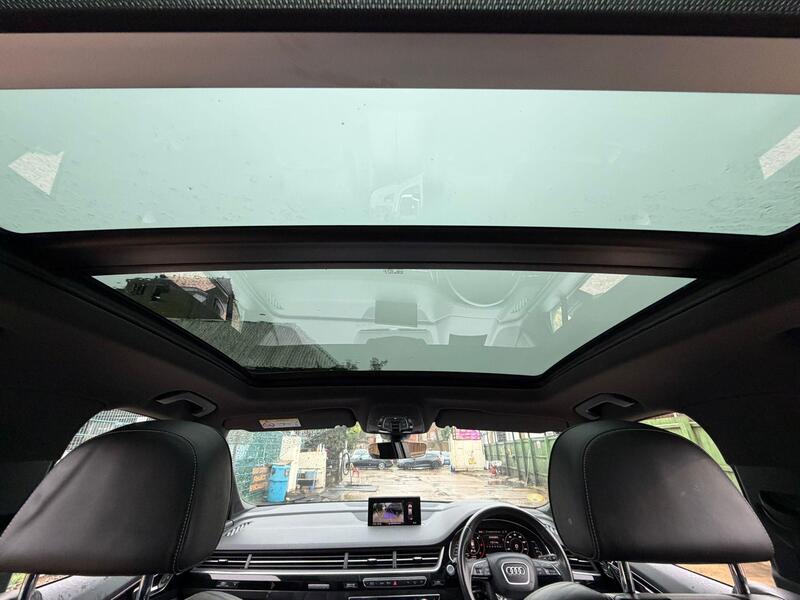 Audi Q7 view 4