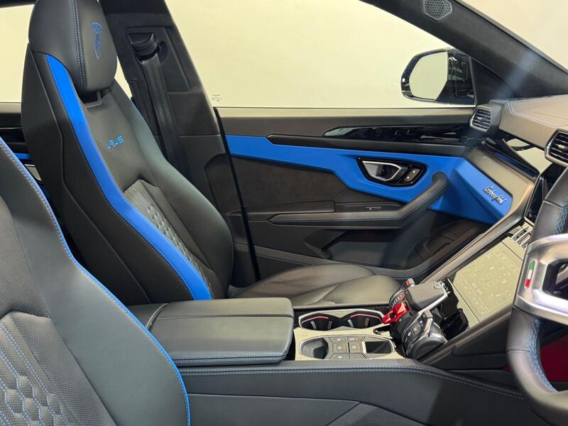 Lamborghini Urus view 5