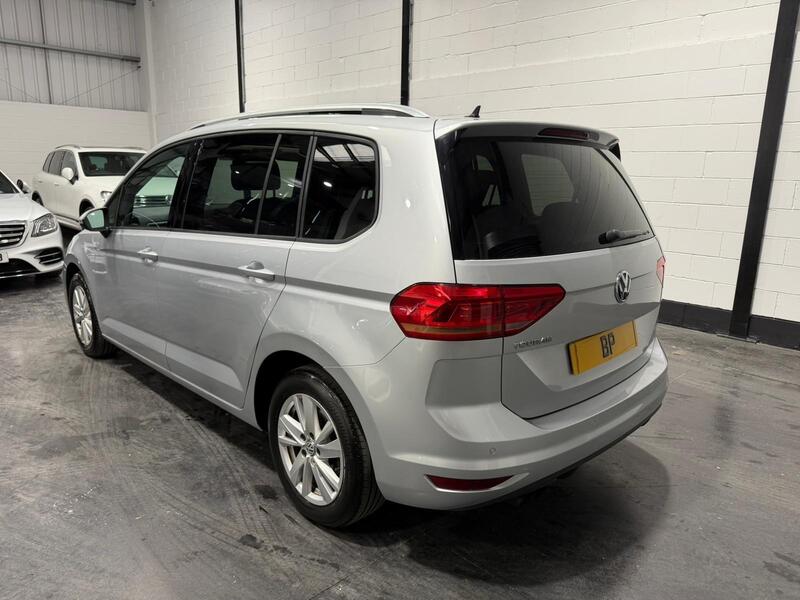 Volkswagen Touran view 5