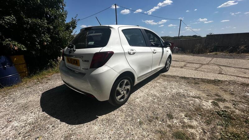 2015 Toyota Yaris — photo 12