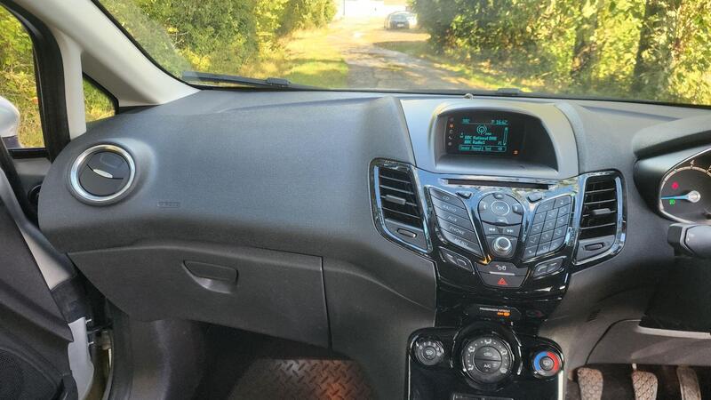 2015 Ford Fiesta — photo 28