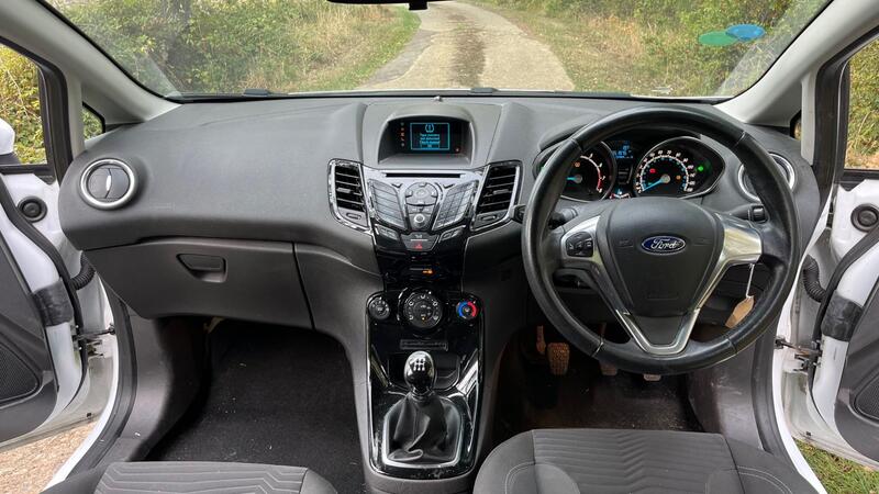 2015 Ford Fiesta — photo 23