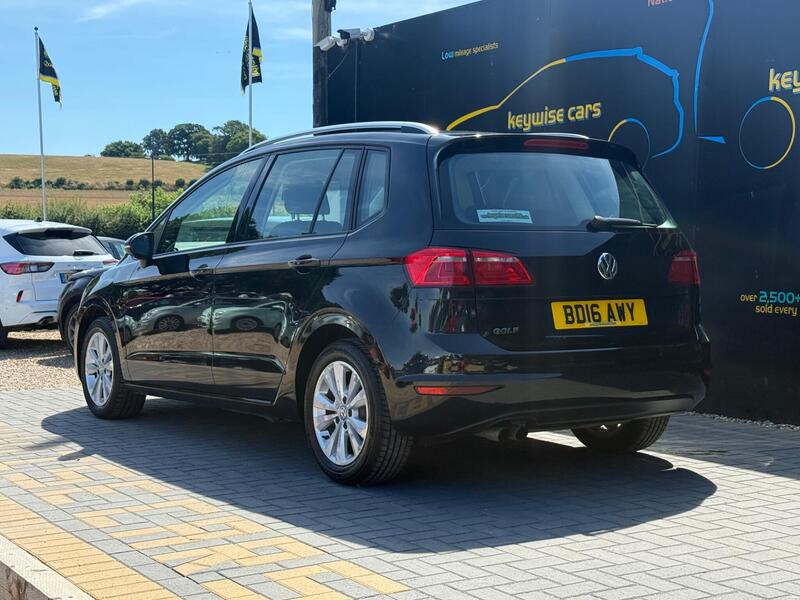 Volkswagen Golf SV view 3