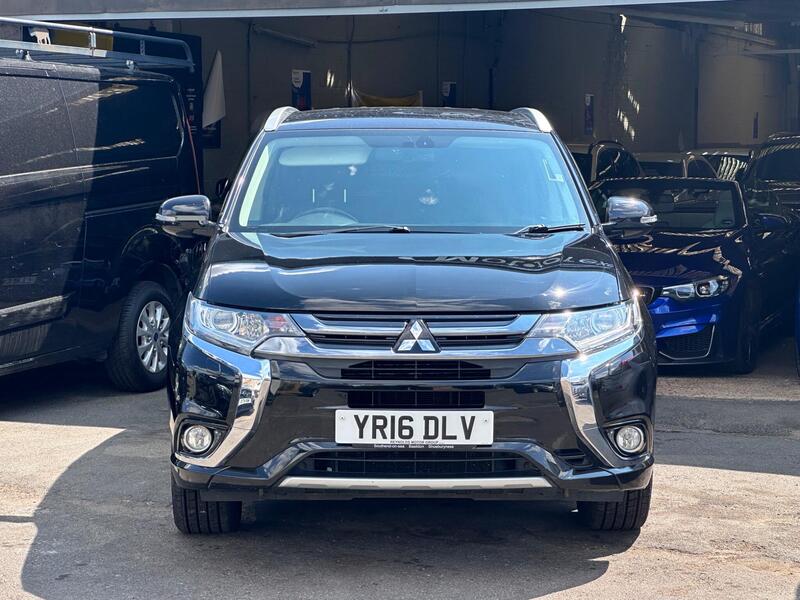 Mitsubishi Outlander view 3