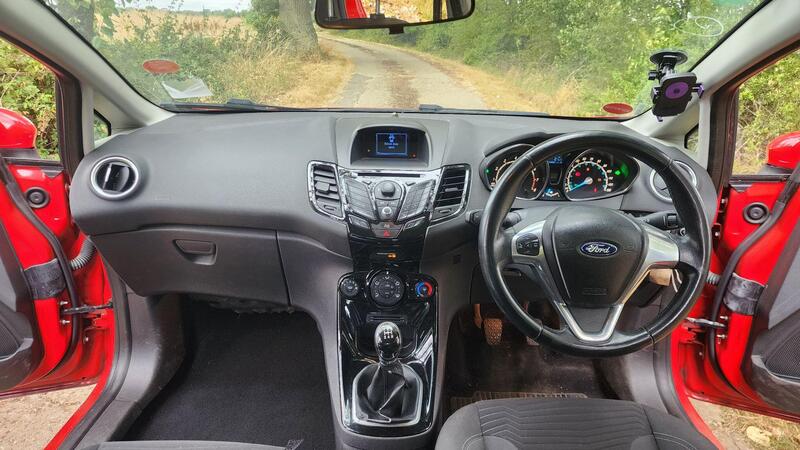 2012 Ford Fiesta — photo 23
