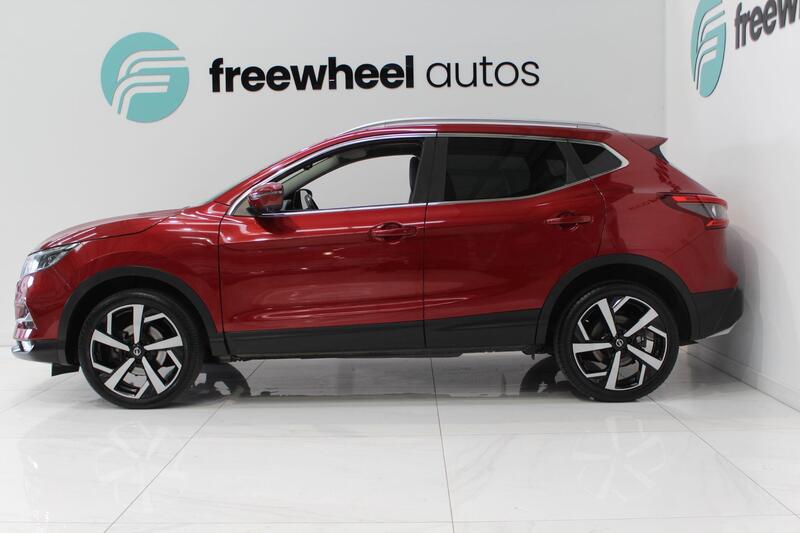 2017 Nissan Qashqai in Red — image 8 of 70