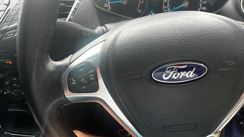 2015 Ford Fiesta — photo 12