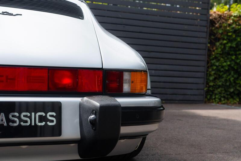 Porsche 911 view 7