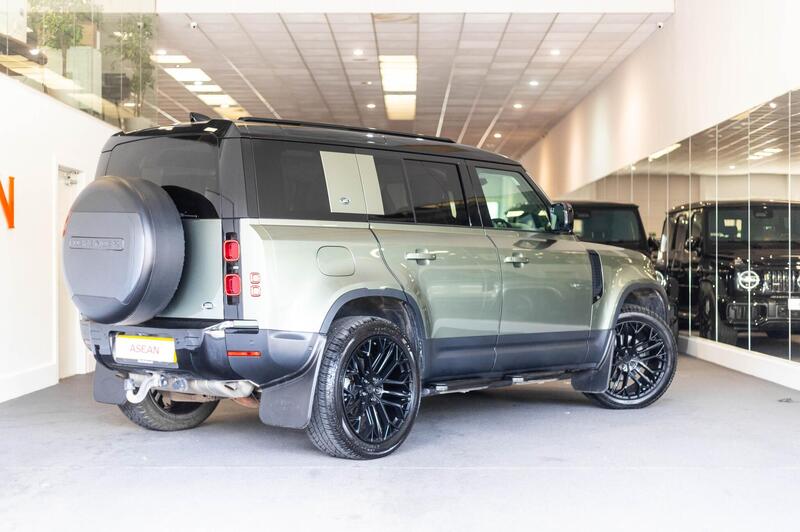 Land Rover Defender 110 view 6