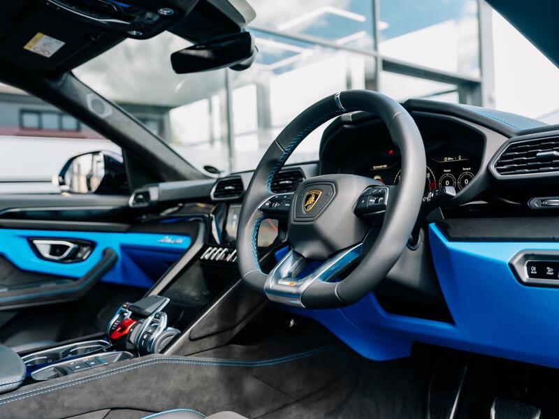 Lamborghini Urus view 7